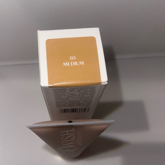 New Huda Beauty Glowish multidew skin tint foundation - Picture 7 of 7